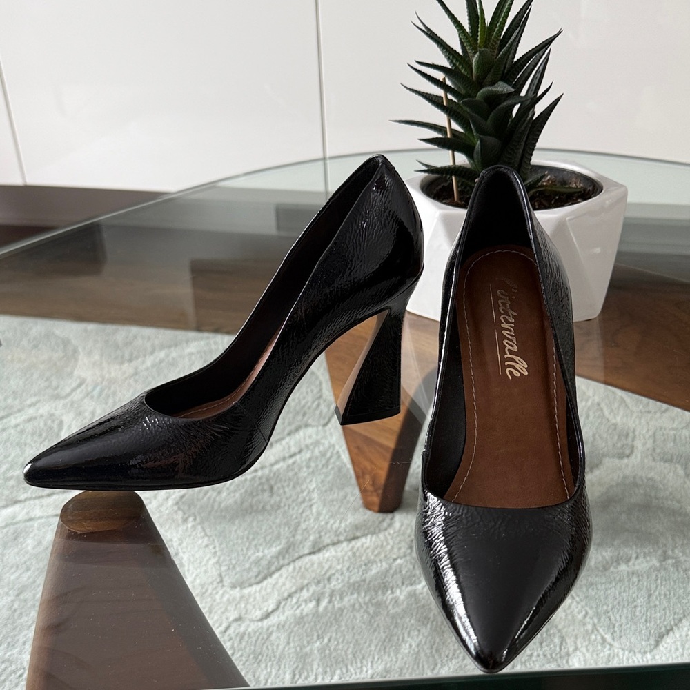 L'INTERVALLE Shiny Black Heels